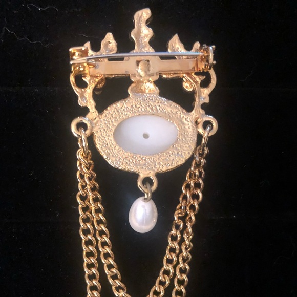 GOLD TONE Brooch with FAUX PEARLS and double gold, layered chains - Picture 3 of 4